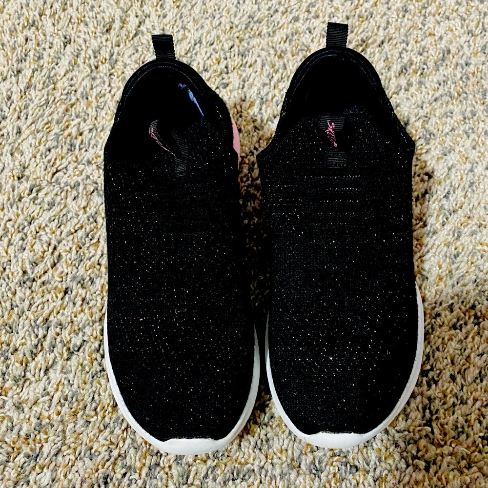 Girls size 2. Skechers. Slip on
